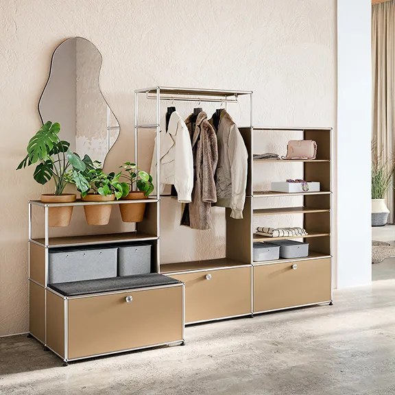 USM Haller Garderobe in der Farbe USM Beige. Ein Element enthält Pflanzentöpfe.
