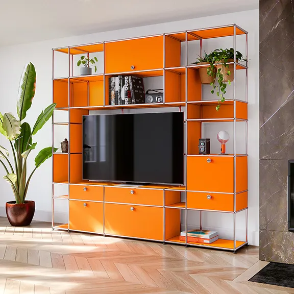 Ein USM Haller Regal in Goldgelb ist wie ein Bogen über einem Bett aufgebaut.